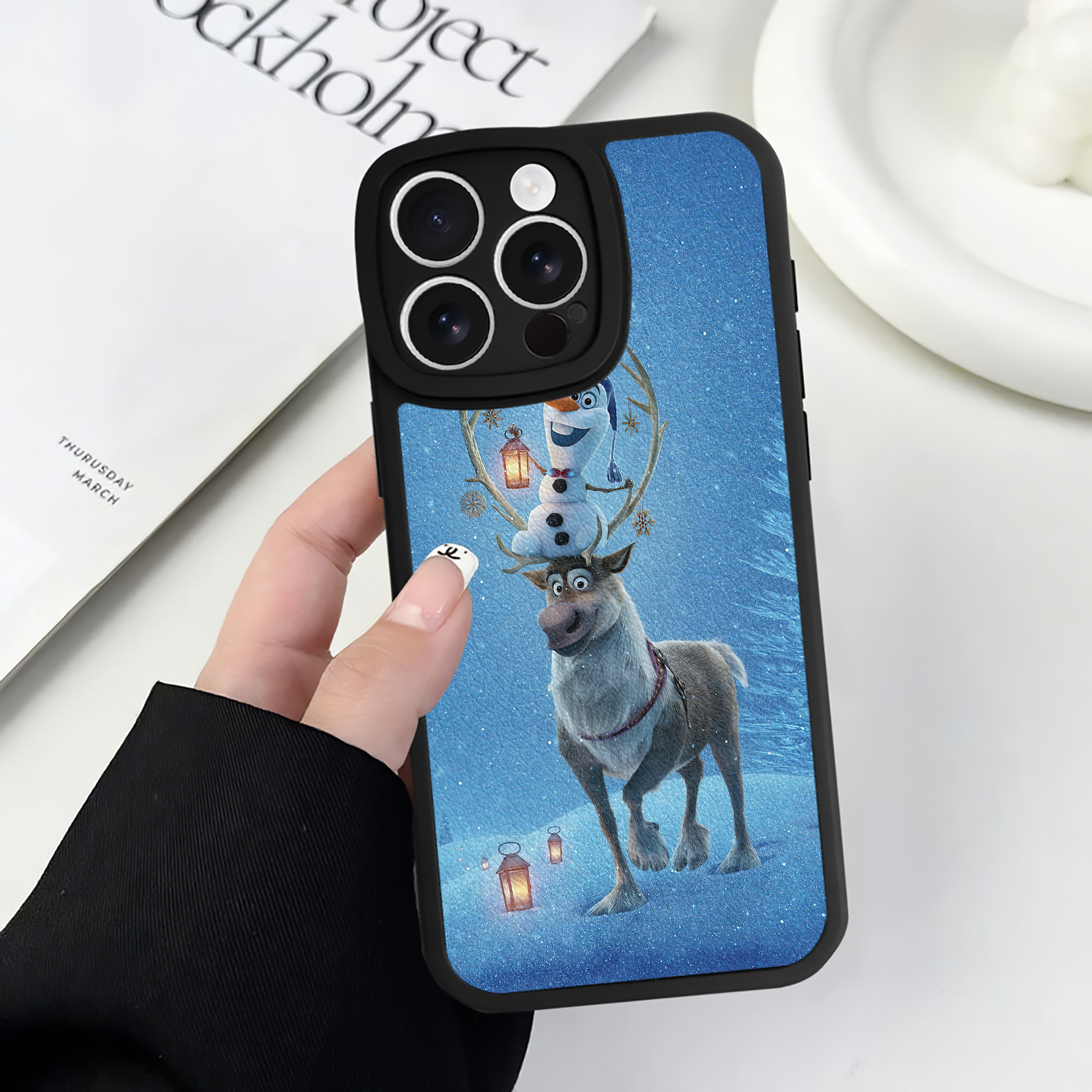（画像用） アナと雪の女王 アンナ エルサ Frozen Anna Elsa 【iPhone 16シリーズ対応】シリコンスマホケース（レザー調） 材質：シリコン
